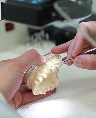 Dental Sirera persona realizando prótesis dental